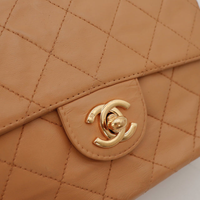 Détail fermoir CC doré Chanel Mini Carré cuir agneau beige — AMANA Vintage