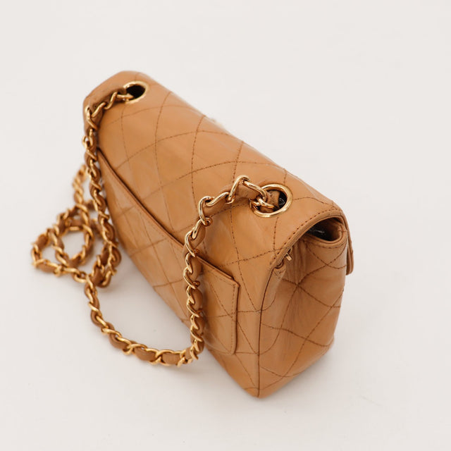 Vue du dessus Chanel Mini Carré cuir beige chaîne dorée — AMANA Vintage