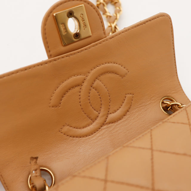 Bolso cuadrado beige Chanel