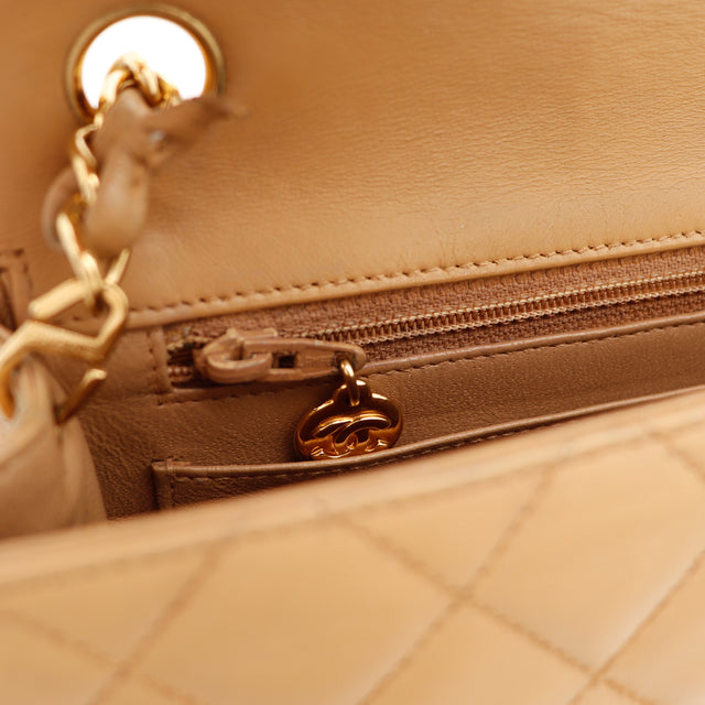 Bolso cuadrado beige Chanel
