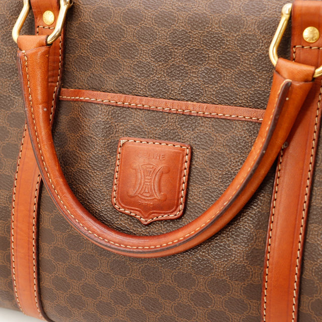 Détail logo Celine embossé Boston Macadam cuir caramel — AMANA Vintage