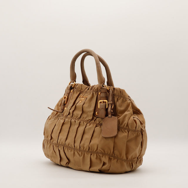 Sac Prada Tote Gaufre nylon plissé vue trois quarts occasion authentique — AMANA Vintage