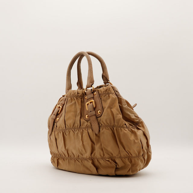 Sac Prada Tote Gaufre vue de côté nylon plissé occasion authentique — AMANA Vintage