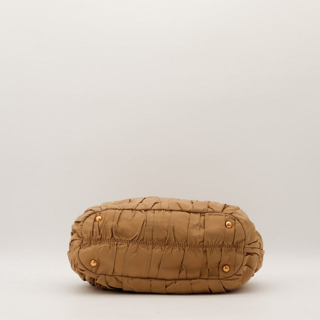 Fond du sac Prada Tote Gaufre nylon camel occasion authentique — AMANA Vintage