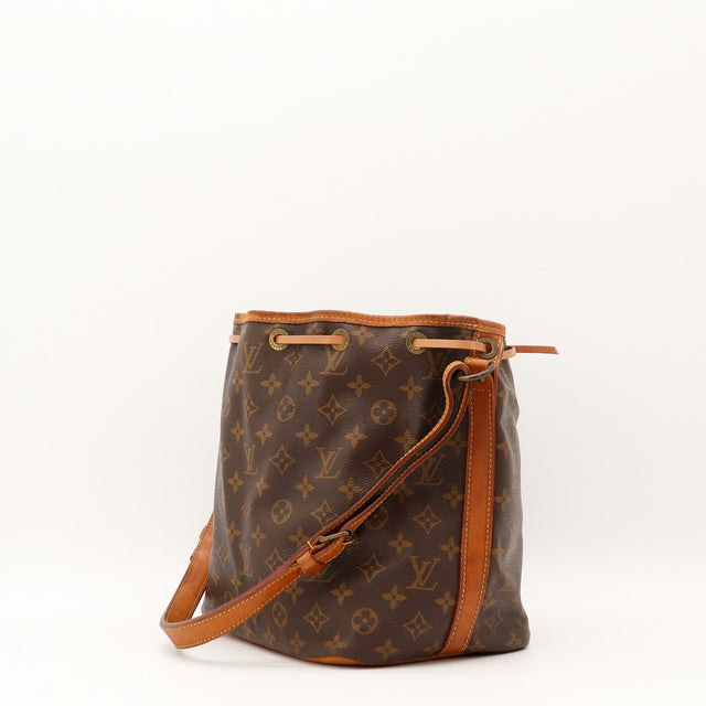 Détail du cuir vachette Louis Vuitton Petit Noé Toile Monogramme occasion authentique — AMANA Vintage
