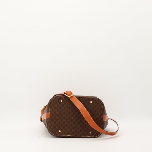 Détail ouverture cordon Céline Seau Macadam pochette frontale cuir — AMANA Vintage