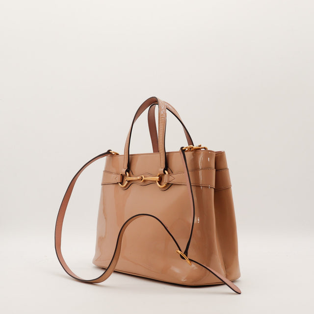 Sac Gucci Tote Horsebit cuir verni beige vue de trois quarts occasion authentique — AMANA Vintage