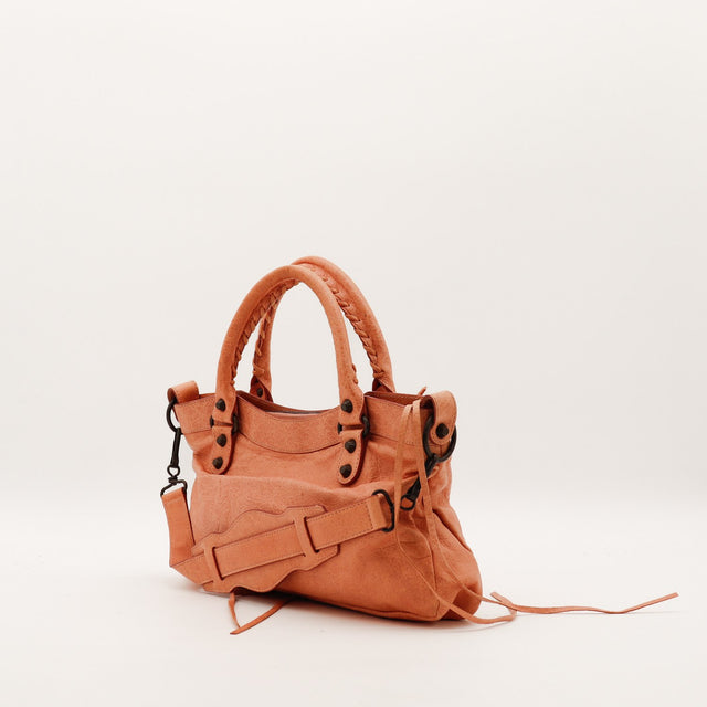Sac Balenciaga First vue de côté cuir froissé rose occasion authentique — AMANA Vintage