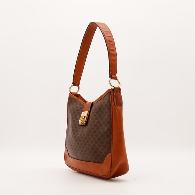 Vue de profil gauche Céline Hobo Macadam fermoir doré signature vintage — AMANA Vintage