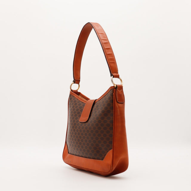 Vue de profil droit Céline Hobo Macadam anse cuir cognac vintage — AMANA Vintage
