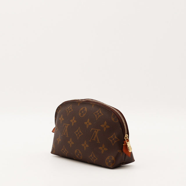 Détail des pattes en cuir Louis Vuitton Pochette Cosmétique PM Toile Monogramme occasion authentique — AMANA Vintage