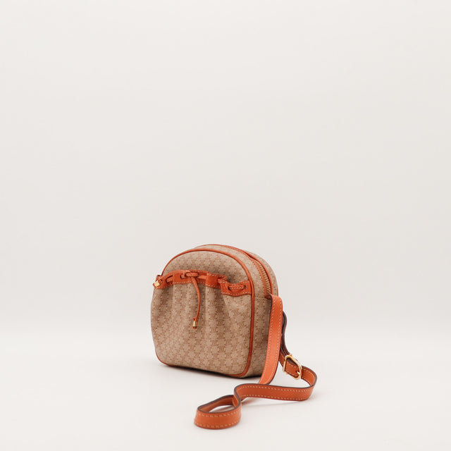 Sac Céline Triomphe vue de trois quarts avec bandoulière cuir cognac — AMANA Vintage