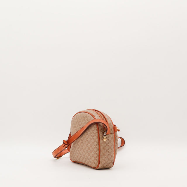 Sac Céline Triomphe vue de profil et breloque dorée — AMANA Vintage