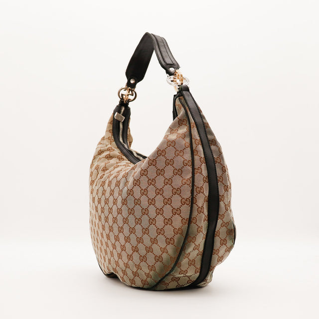 Sac Gucci Hobo toile monogrammée vue de côté silhouette demi-lune occasion authentique — AMANA Vintage