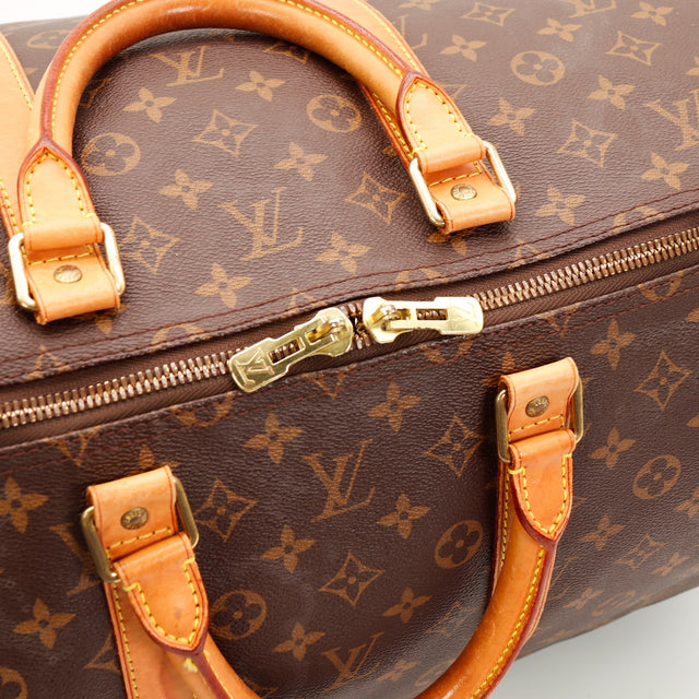 Détail curseurs zip et attaches cuir Louis Vuitton Keepall 55 — AMANA Vintage