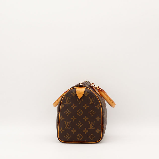 Détail du cuir vachette patiné Louis Vuitton Speedy 25 occasion authentique — AMANA Vintage