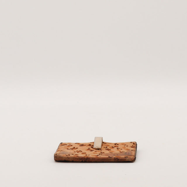 Petit portefeuille Bottega Veneta léopard vue du dessus fermoir métallique — AMANA Vintage