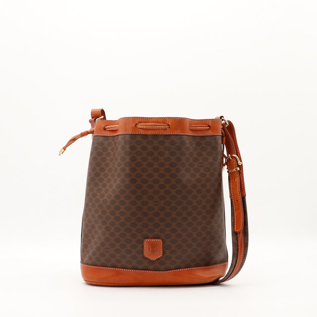 Sac seau Céline Macadam vue de face toile monogramme cognac occasion authentique — AMANA Vintage