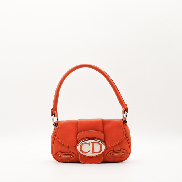 Sac Dior CD cuir rouge vue de face occasion authentique — AMANA Vintage