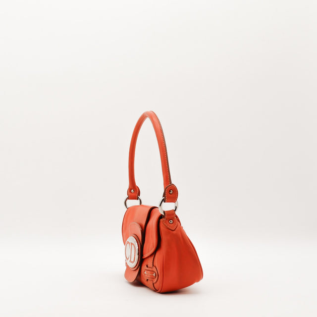 Sac Dior CD cuir rouge vue de profil occasion authentique — AMANA Vintage