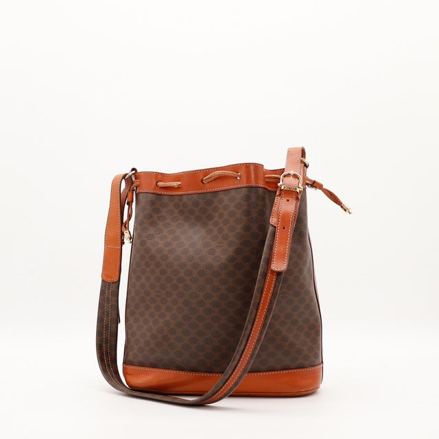 Sac seau Céline Macadam vue de trois quarts droit cuir cognac — AMANA Vintage
