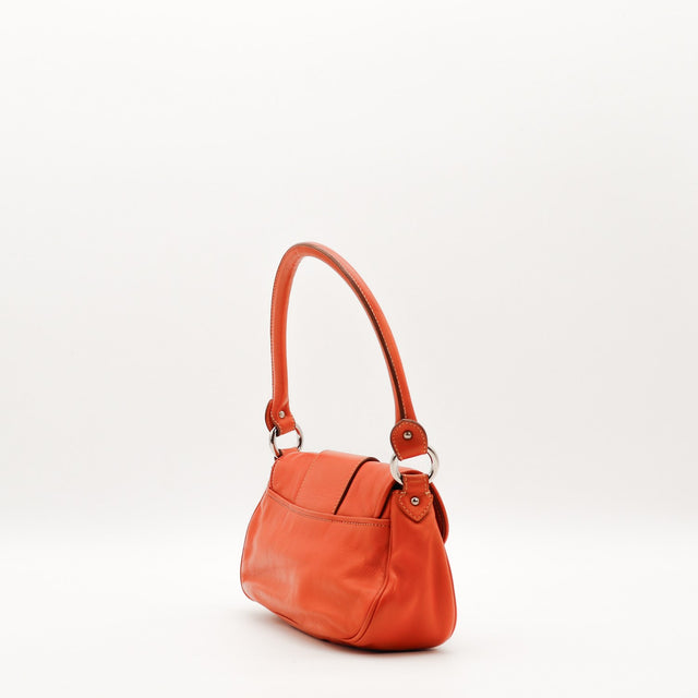 Sac Dior CD cuir rouge vue trois quarts arrière occasion authentique — AMANA Vintage