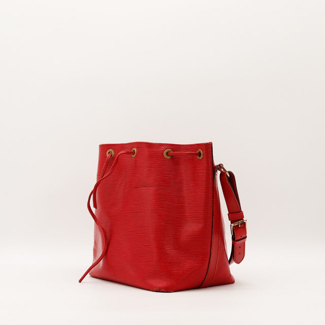 Sac seau Louis Vuitton Petit Noé Épi rouge vue de trois quarts — AMANA Vintage