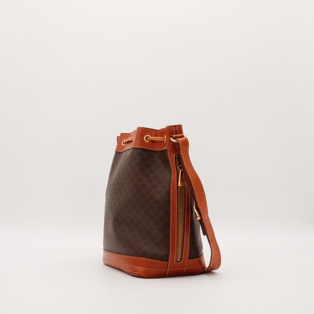 Seau Celine Macadam vue trois quarts gauche zip latéral visible — AMANA Vintage