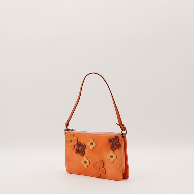 Pochette Louis Vuitton Vernis Fleurs vue trois quarts cuir verni monogrammé — AMANA Vintage