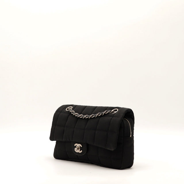 Sac Chanel Chocolate Bar satin noir vue trois quarts occasion authentique — AMANA Vintage