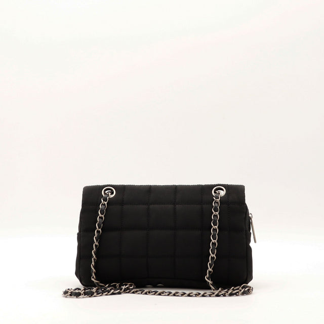 Sac Chanel Chocolate Bar satin noir vue de dos avec chaîne occasion authentique — AMANA Vintage