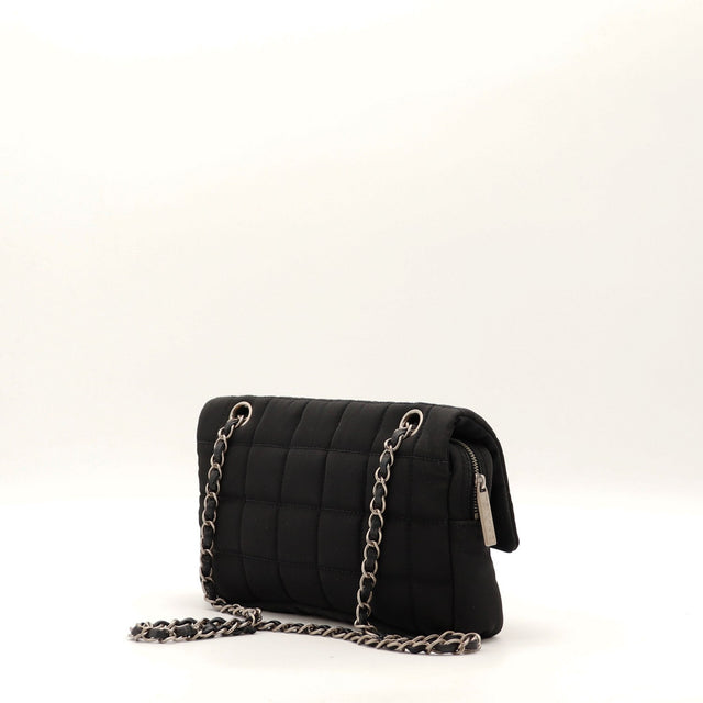 Sac Chanel Chocolate Bar satin noir vue arrière trois quarts occasion authentique — AMANA Vintage