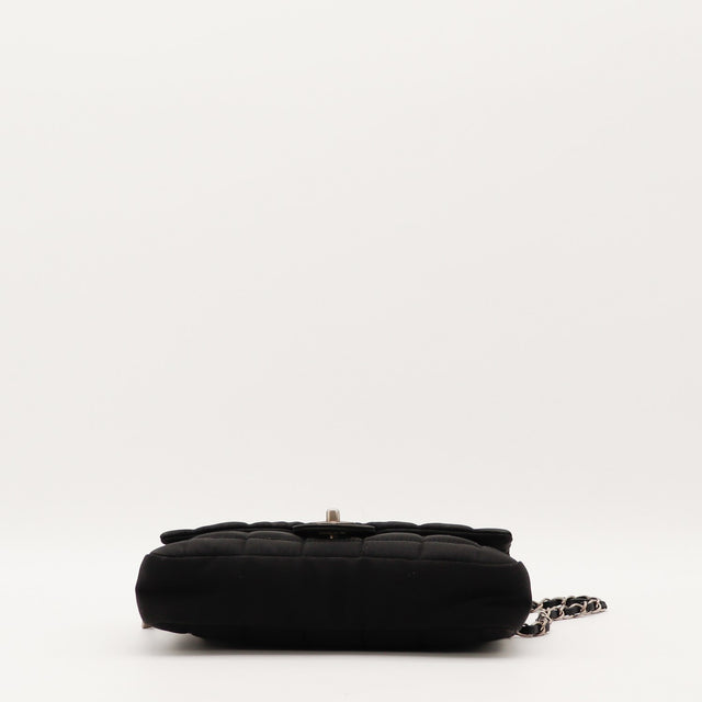 Sac Chanel Chocolate Bar satin noir vue du dessous occasion authentique — AMANA Vintage