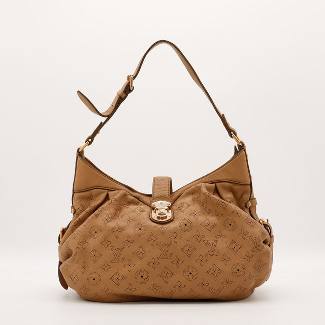 Sac Louis Vuitton Mahina XS camel cuir perforé vue de face occasion authentique — AMANA Vintage