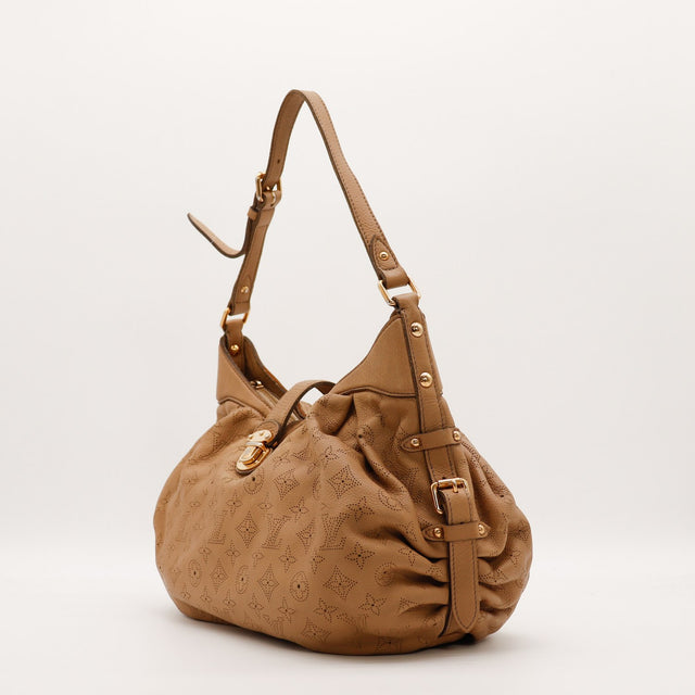 Louis Vuitton Mahina XS vue de profil gauche cuir camel perforé vintage — AMANA Vintage