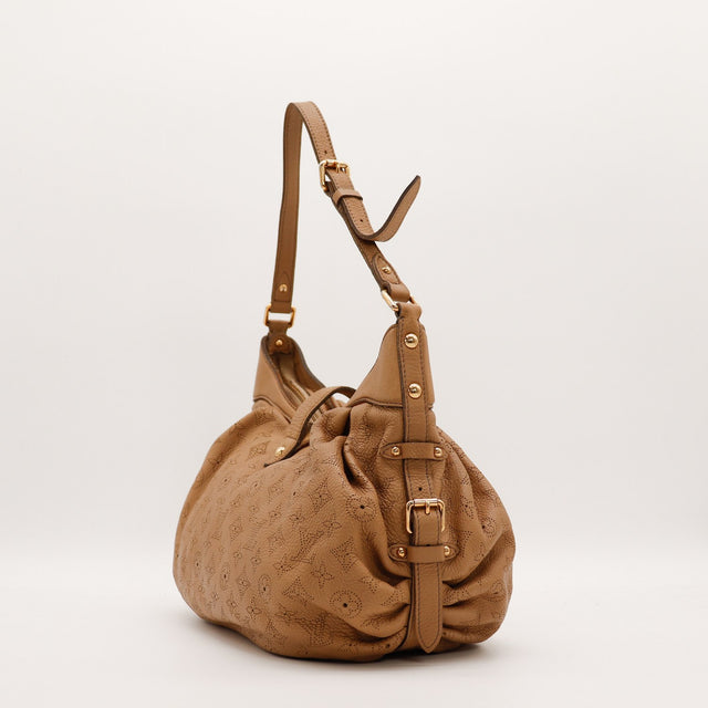 Louis Vuitton Mahina XS vue de profil droit détail rivets et boucle réglable — AMANA Vintage