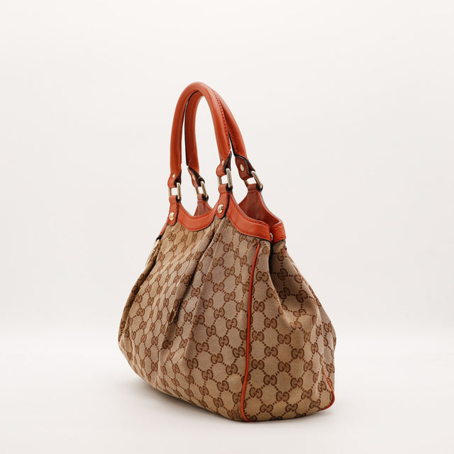 Sac Gucci Sukey vue de trois quarts gauche toile monogrammée cuir rouge — AMANA Vintage
