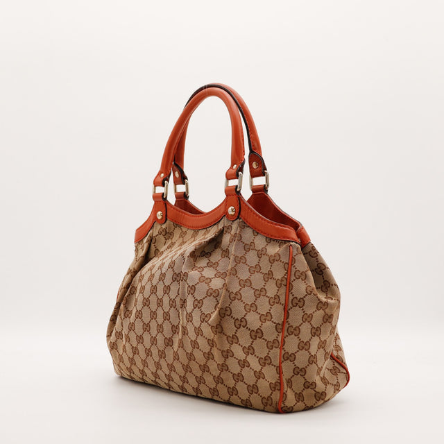 Sac Gucci Sukey vue de trois quarts droit toile monogrammée cuir rouge — AMANA Vintage