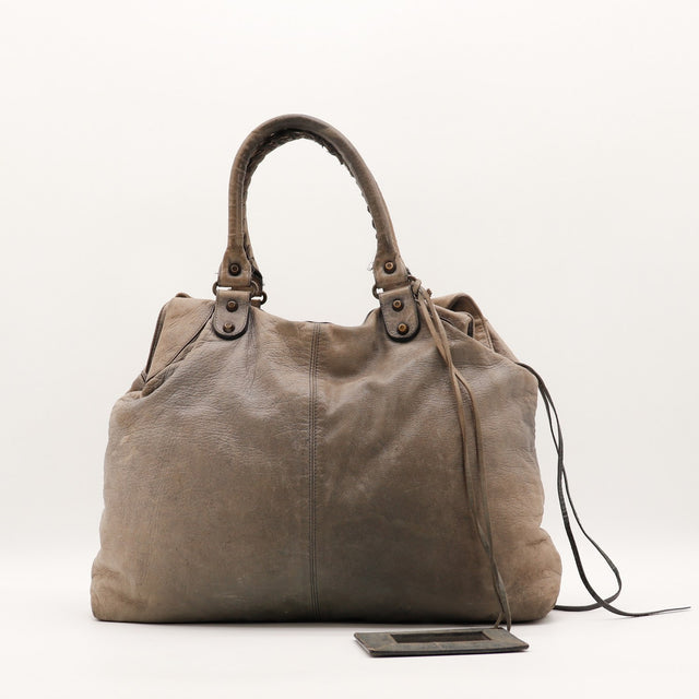 Détail du zip frontal Balenciaga Brief cuir d'agneau froissé taupe — AMANA Vintage
