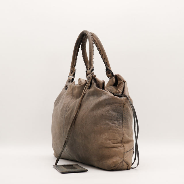 Détail des anses tressées Balenciaga Brief cuir d'agneau froissé taupe — AMANA Vintage