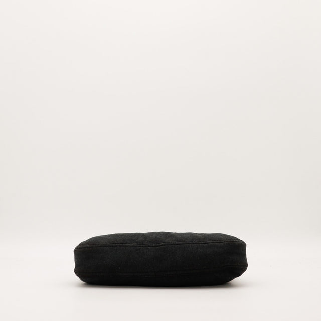 Fond sac Fendi Hobo velours noir vue de dessous — AMANA Vintage