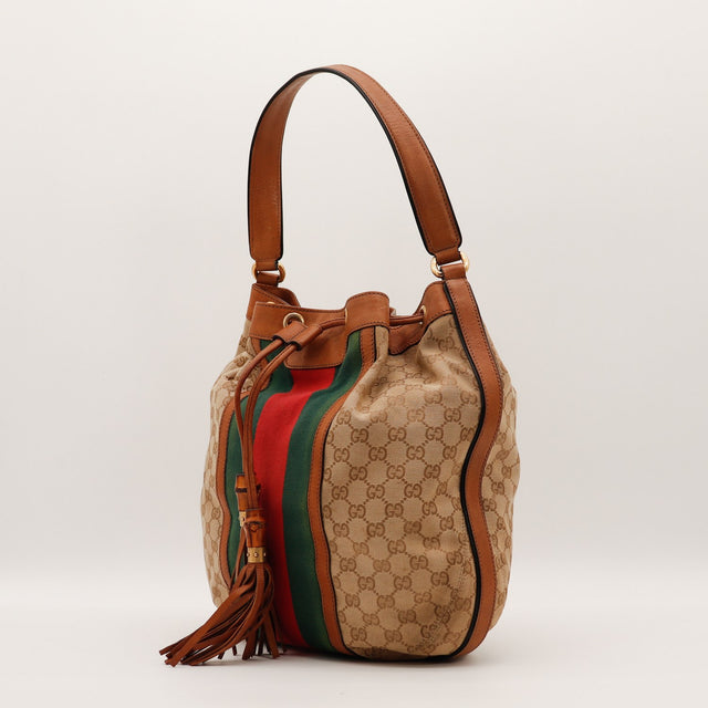 Sac seau Gucci Web vue de trois quarts toile beige et cuir cognac — AMANA Vintage