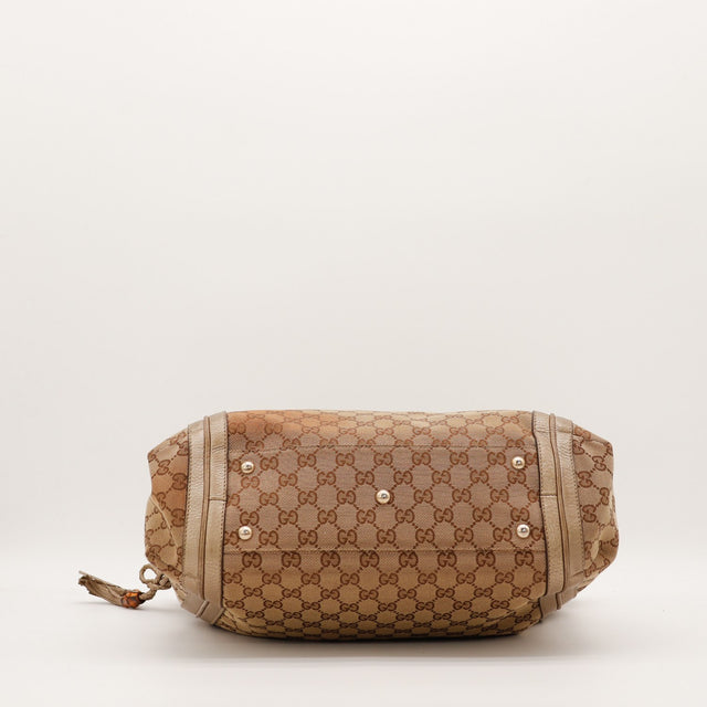 Hobo Bambou Gucci vue du fond avec pieds métalliques et canvas monogrammé — AMANA Vintage