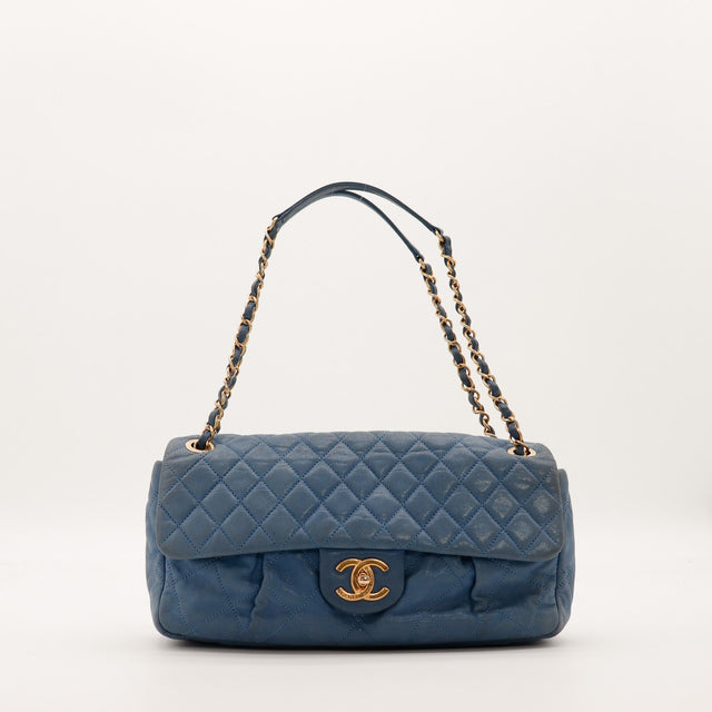 Sac Chanel Classic Flap cuir d'agneau matelassé bleu vue de face occasion authentique — AMANA Vintage