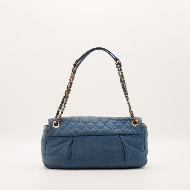 Chanel Classic Flap bleu vue de dos matelassé occasion — AMANA Vintage
