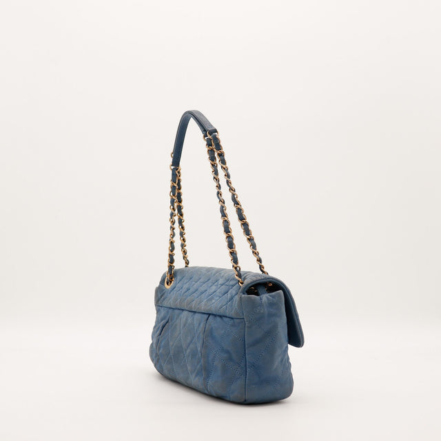Chanel Classic Flap bleu vue de trois quarts droite cuir d'agneau — AMANA Vintage