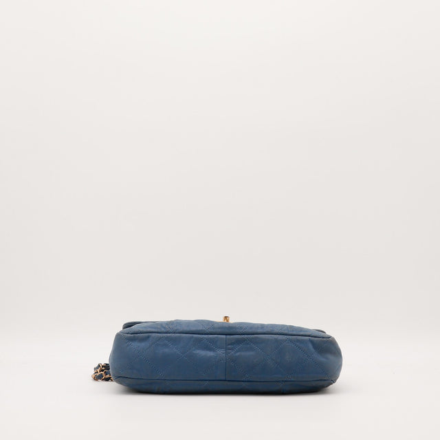 Chanel Classic Flap bleu vue de dessous fond matelassé — AMANA Vintage