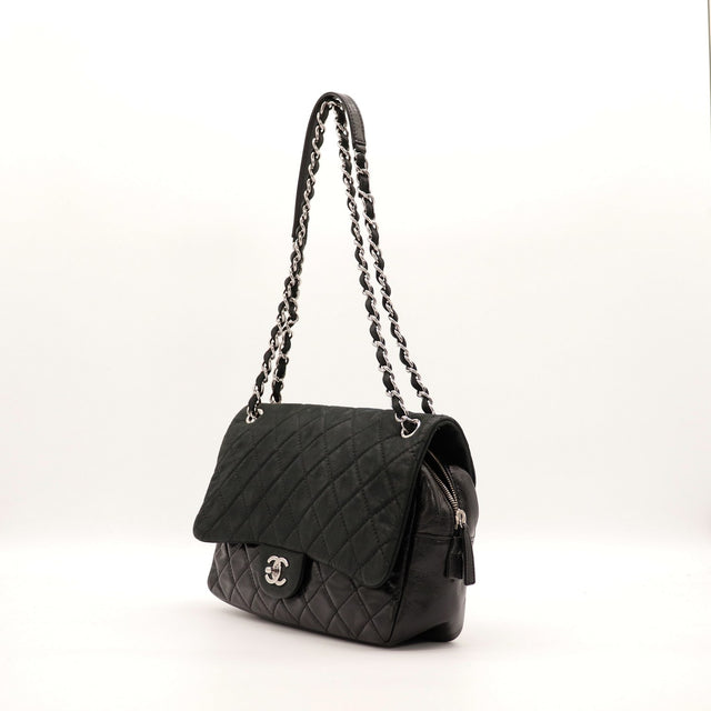 Vue de trois quarts Chanel Timeless Jumbo noir chaîne argentée — AMANA Vintage