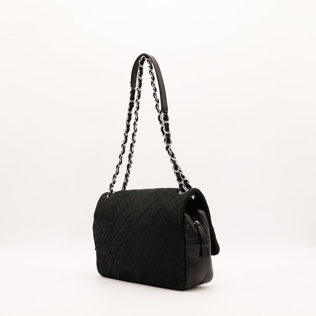 Vue de trois quarts dos Chanel Timeless Jumbo noir — AMANA Vintage