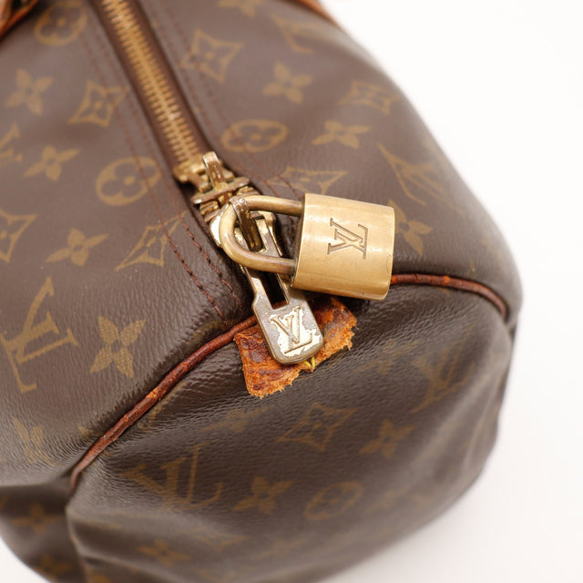 Detail cadenas et languette cuir usee Louis Vuitton Keepall 50 — AMANA Vintage
